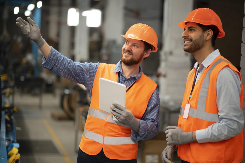 Trabajadores con equipos de seguridad en faena industrial